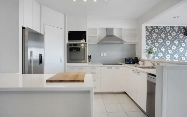 Parnell Vista 2BR Apartment with Seaview