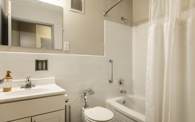 Contemporary 1 bedroom | CozySuites