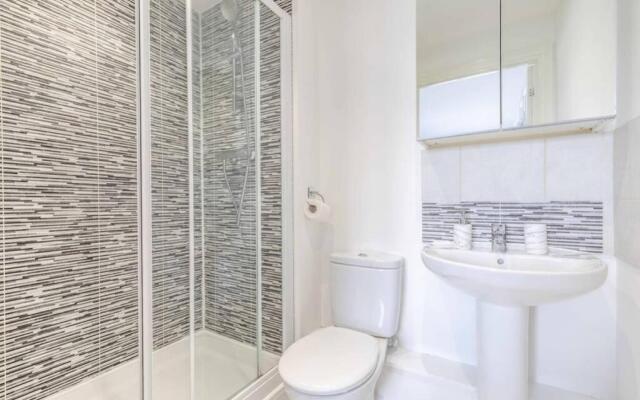 2 Bed & 2 Bath Cosy Apartment Slough- Free Parking