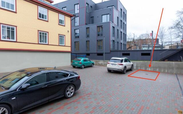 New 1BR in superb location. Free parking & WIFI