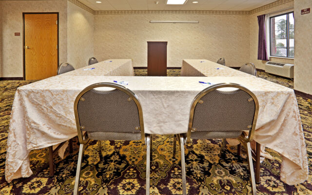 Holiday Inn Express & Suites Wilson-Downtown by IHG