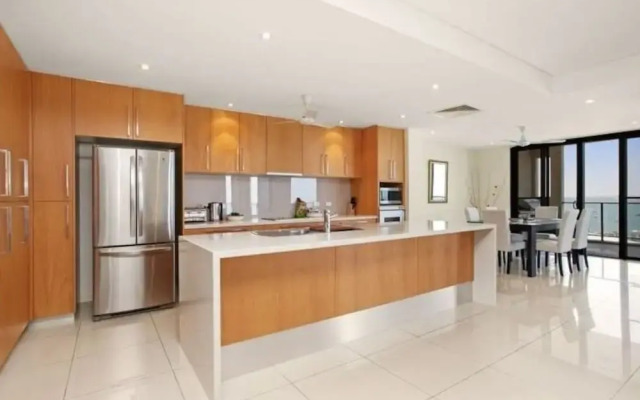 Zenlux 4BR Waterfront Penthouse Pad 270 Panoroma