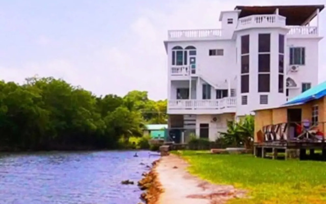 See Belize Sunrise Sea & Garden View 2-bed Studio w Pool & Overwater Deck, 1stfl