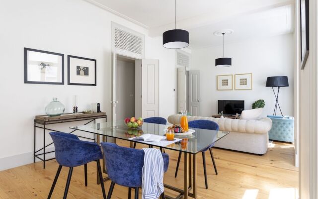 ALTIDO Energetic 2BR Apt w/workspace, by the Santa Justa Lift, in Baixa