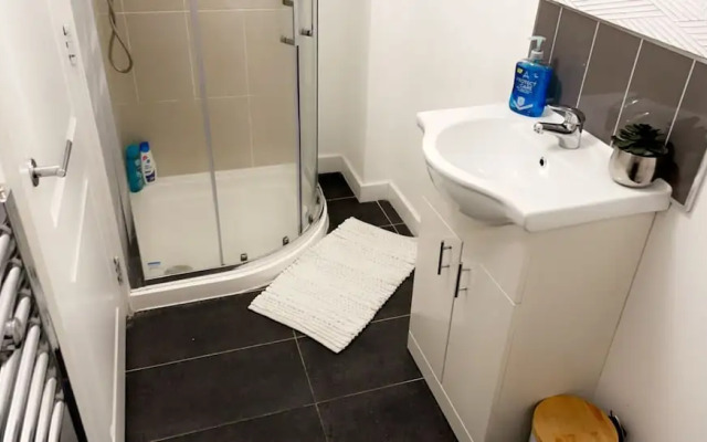 Inviting 2-bed Apartment in Wakefield Charming
