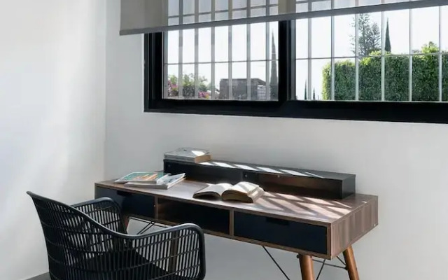 Modern Studio Apartment With Garden Entry