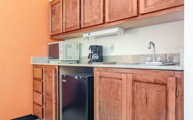 Econo Lodge Inn & Suites