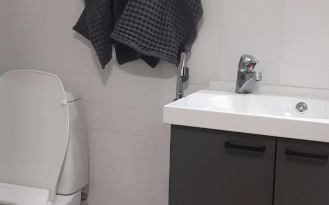 Tyylikäs yhden makuuhuoneen kohde luonnon lähellä