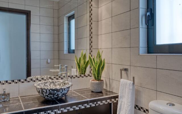 Luxurious Villa Solaris Next To The Beach