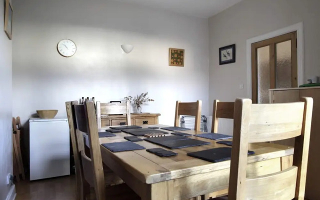 Central and Spacious 2 Bedroom Flat With Garden