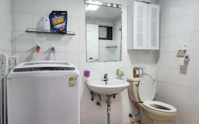 Newly renovated spacious 2 bedroom unit in HBC