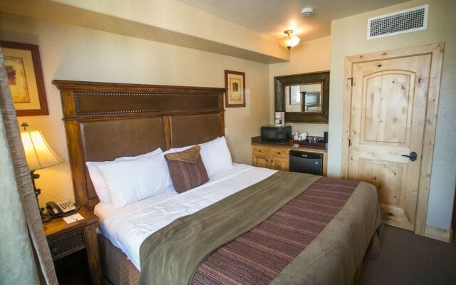 Well Equipped Condo with Balcony Overlooking Pool by RedAwning