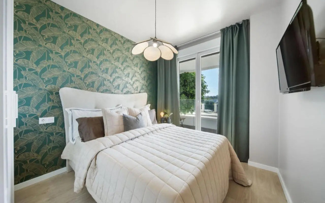 Brand new apartment with gym&rooftop pool.