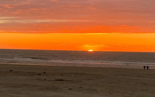 Comfy City Stay Near Sea