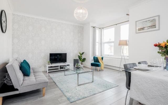 Luxury Apartment 2bed & Parking - East London - by Damask Homes