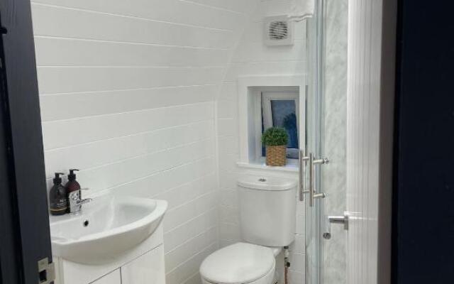 Apex Studio Pod & Jacuzzi Bath