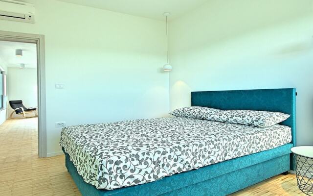 Lush Villa in Belavici with Pool & High-End Kitchen