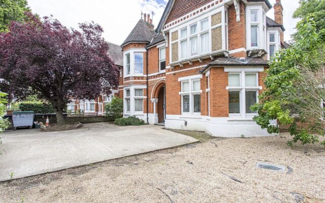 4-bed Flat in West London, Sleeps 8, 8 min to Tube