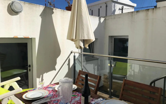 White & Grey House (39721/AL)