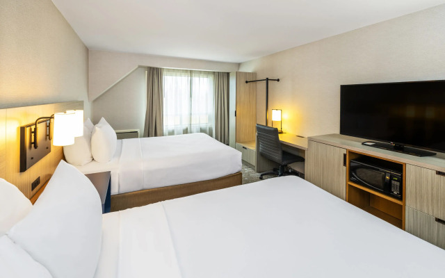 Comfort Inn Highway 401