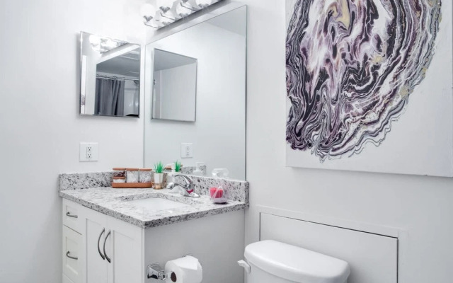 Cozy and Central DT Home w Gym Coffee Parking BBQ