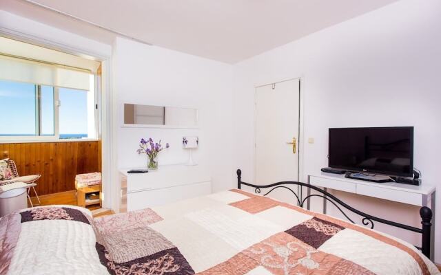 Leo Apartment