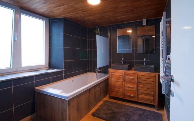 Very spacious house with sauna, spa and countryside views