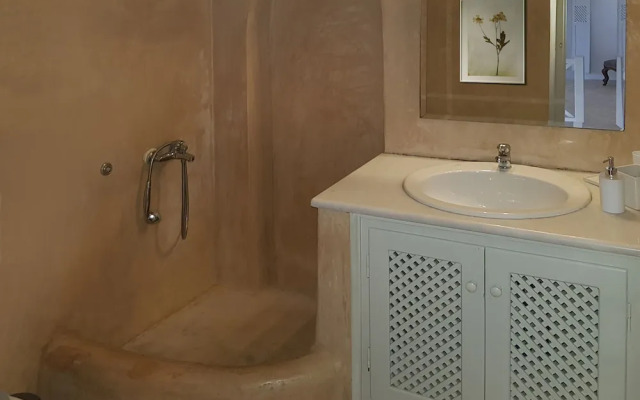 Neema Maison Finikia Santorini