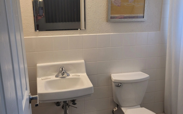 Queens Lodge Motel & Apartments