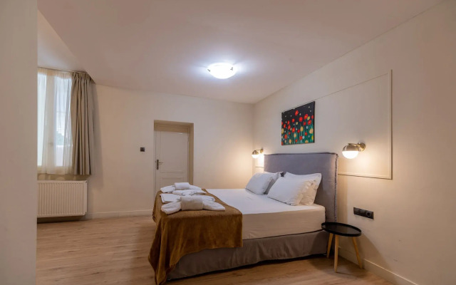 Plaka Arch Suites
