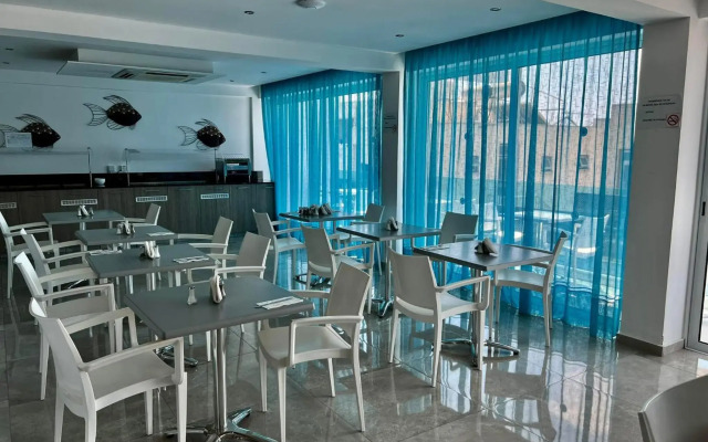 Sunny Blue Hotel