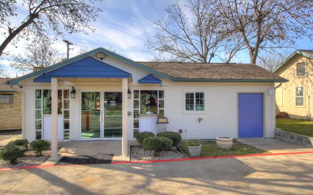 Motel 6 Kerrville, TX