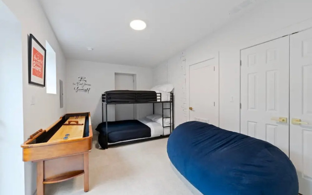 Chic 4-bedroom Haven Designer s Dream Home