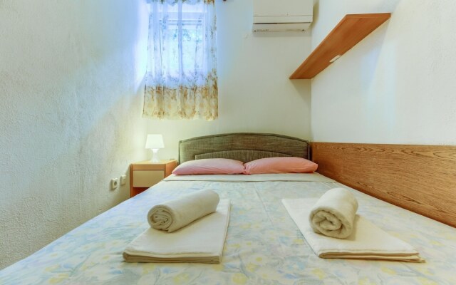 2-bdr apt With Shared Garden, 3 min Walk to Beach