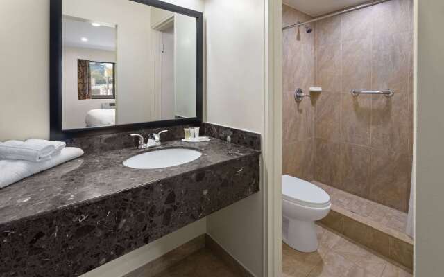 Travelodge by Wyndham Manhasset