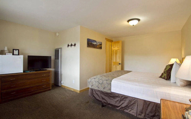 Coyote Mountain Lodge