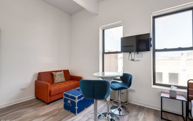 Modern And Cozy Studio - Perfect For A Work Trip Or A Solo Getaway - 747 Lofts Cabin 304 by RedAwning