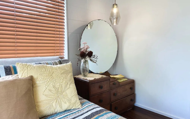 The Tides - 70s Seaside Bungalow – Guest Rooms – Port Douglas