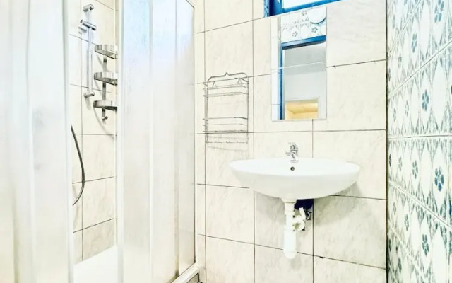 Cozy 2BR Apt Sleeps 6 Direct City Access