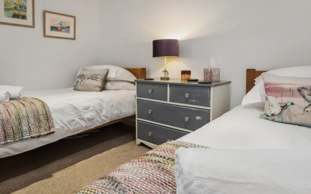 The Cwtch Apartment - Sea Views Walk to Beach