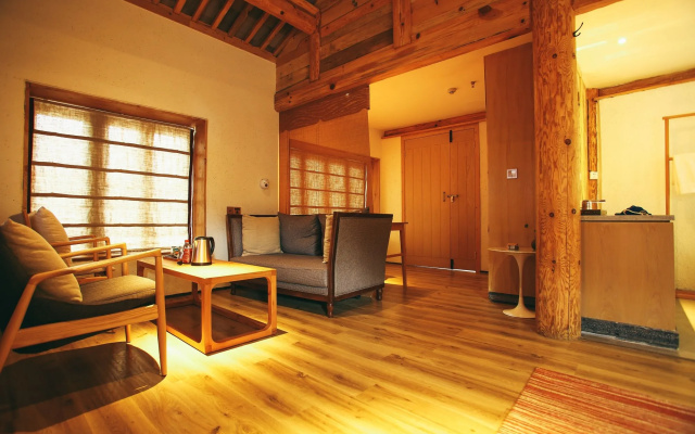 Arro Khampa by Zinc Journey Lijiang