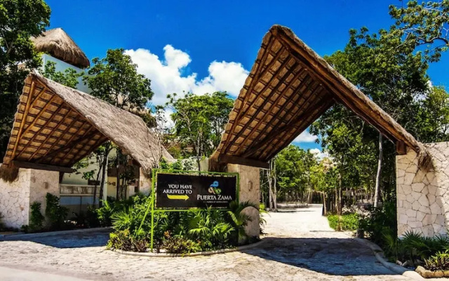 Tropical 2BR in Puerta Zama luxury residential by Happy Address