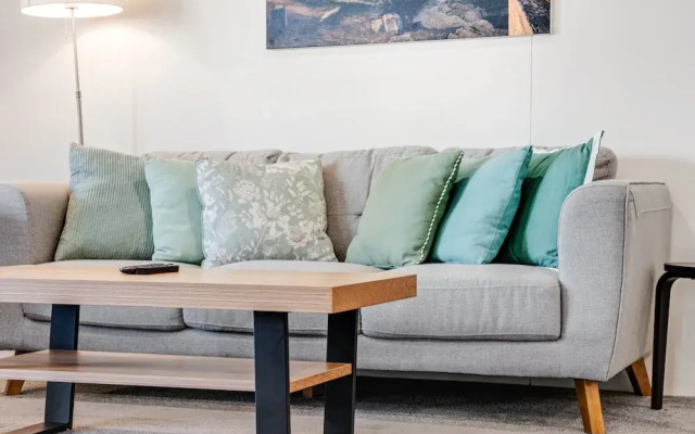 Central 2-bed Apartment With Pool, Gym and Spa