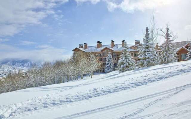 Ski in, Ski out, 2 Bedroom Luxury Residence with hot tub access and expansive views