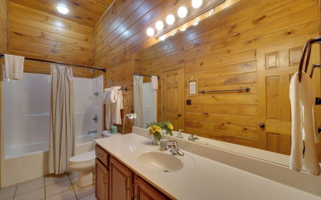 Cabin w/ Hot Tub & Deck, Near Smoky Mtn Trails!