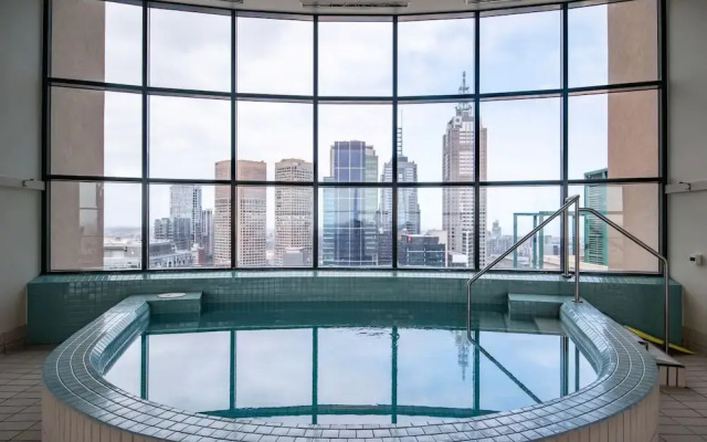 Elegant 4B 2B Unit in Melbourne CBD w/ Parking!