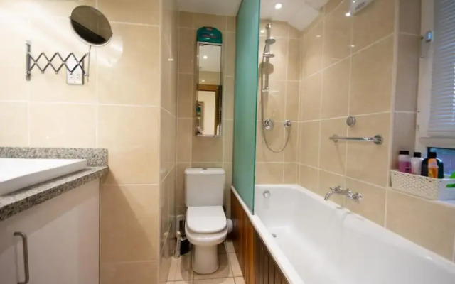 2-bedroom Tower Bridge Apartment Private Terrace for 6, London