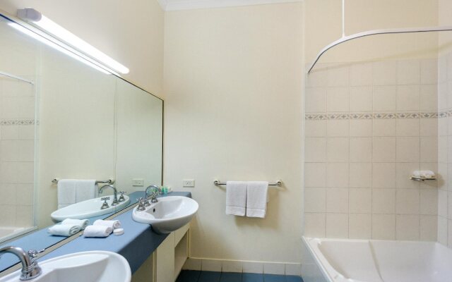 Toowong Inn & Suites