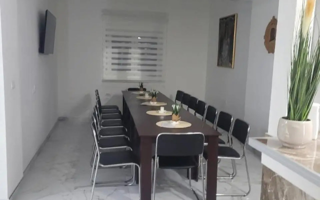 Plavi restoran, Loznica