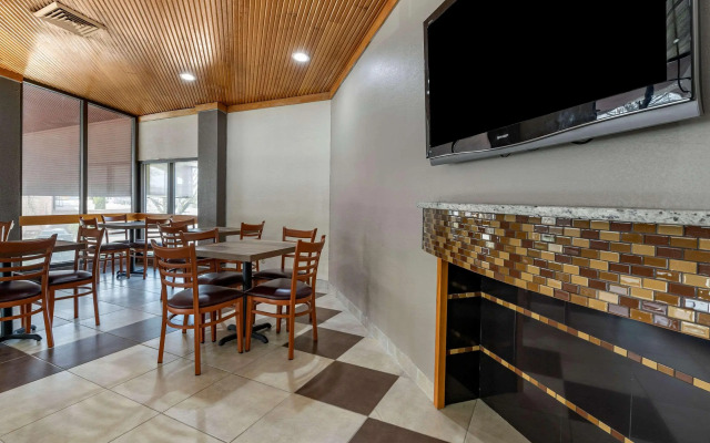 Econo Lodge Inn & Suites